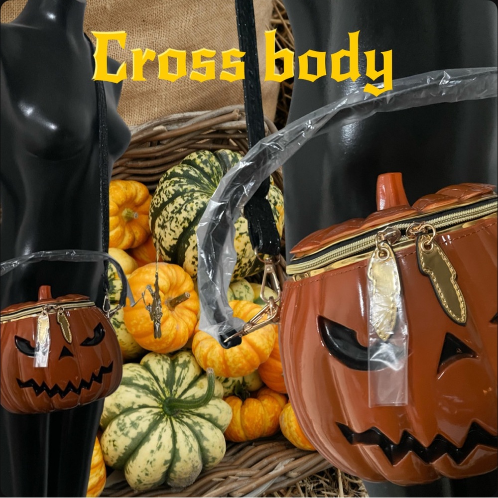 What’s in YOUR purse?!?🎃❤️🏆❤️🎃 - Picture 9 of 13